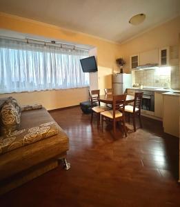 Il comprend un salon avec un canapé et une table. dans l'établissement Apartment Kosović, à Dubrovnik