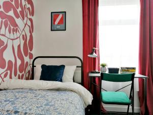 Säng eller sängar i ett rum på 5-Bedroom Townhouse - Ideal for Groups, Families or Contractors by Glos Homes Ltd