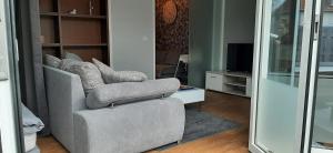 ein Wohnzimmer mit einem Stuhl und einem TV in der Unterkunft Fewo Relax Family in Borken
