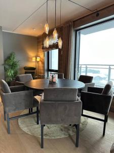 貝圖斯托的住宿－Eksklusiv og moderne leilighet，一间带桌椅的用餐室