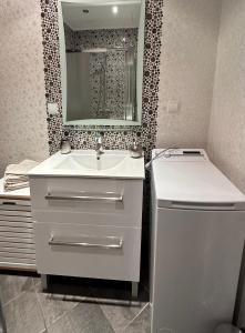 La salle de bains blanche est pourvue d'un lavabo et d'un miroir. dans l'établissement Apartment Kosović, à Dubrovnik