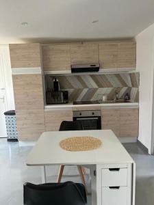 - une cuisine avec une table blanche et un comptoir dans l'établissement Chez Jessica, à Chaumont-sur-Loire