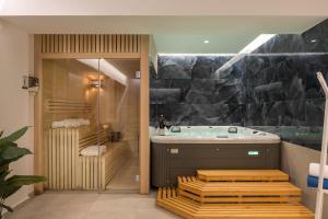 y baño con bañera, lavamanos y ducha. en Imperium Luxury Villas-Sauna, Jacuzzi, Heated Pool & Gym-Chania en Kato Galatas
