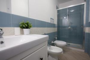 Appartamento Indaco by un Mare di Blu في ماكاري: حمام مع مرحاض ومغسلة ودش
