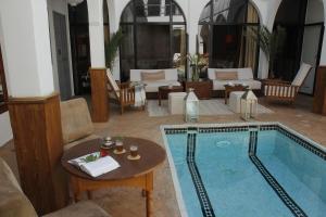 Bazén v ubytování Riad Utopia Suites And Spa nebo v jeho okolí