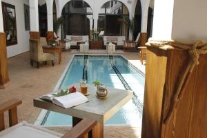 Bazén v ubytování Riad Utopia Suites And Spa nebo v jeho okolí