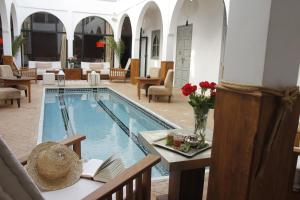 Bazén v ubytování Riad Utopia Suites And Spa nebo v jeho okolí