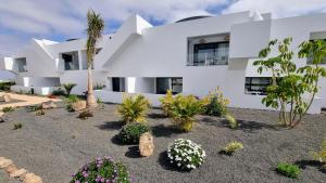 A garden outside Casilla de Costa Luxury home