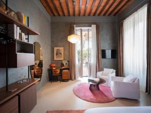 Paradis Pietrasanta في بيتراسانتا: غرفة معيشة مع أريكة وكرسي وطاولة