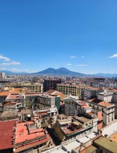 una vista aerea di una città con edifici di South Hands a Napoli