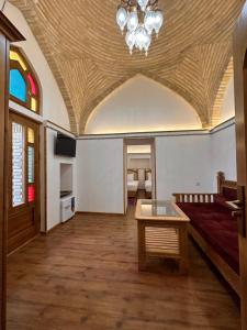 - un salon avec un canapé et une table dans l'établissement Marhaba boutique Madrasah 15th-16th century, à Boukhara