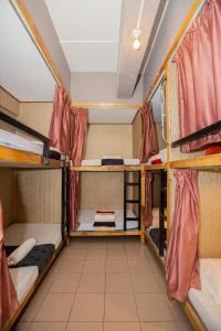 ein Zimmer mit einem Haufen Etagenbetten in der Unterkunft Escape Backpackers KK in Kota Kinabalu