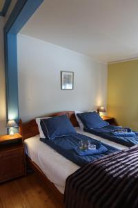 Postel nebo postele na pokoji v ubytování Hammarstrand B&B och lägenhet