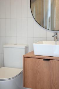 A bathroom at Island House atostogų namai