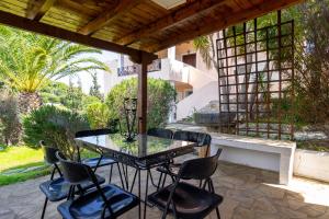 Taman di luar Maison with apartments near to the beach