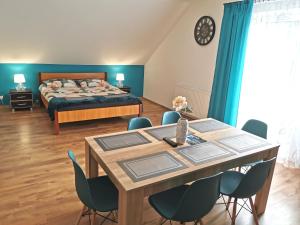 Noclegi przy Wiadukcie - Apartamenty客房内的一张或多张床位