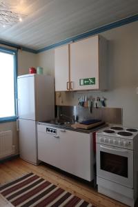 Kuchyň nebo kuchyňský kout v ubytování Hammarstrand B&B och lägenhet