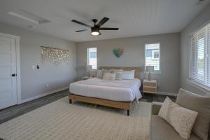 een slaapkamer met een bed en een plafondventilator bij Bridge House in Ocean Shores