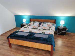 Noclegi przy Wiadukcie - Apartamenty客房内的一张或多张床位