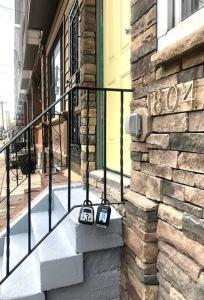 un edificio con barandilla en una escalera en 2bd Spacious S. Philly Row-House, Wi-Fi & 1.5 bath, en Filadelfia