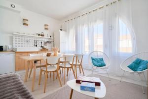 uma cozinha e sala de jantar com mesa e cadeiras em Superbe appartement, balcon vue mer, 3 chambres! em Bray-Dunes