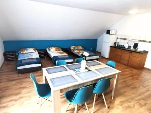 Noclegi przy Wiadukcie - Apartamenty的厨房或小厨房