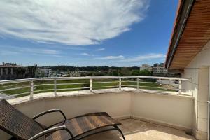 balcón con 2 sillas y vistas a la ciudad en Odyssey Park Penthouse, en Belek