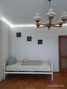 uma cama num quarto com uma ventoinha de tecto em Graz-Apartments 01 em Graz