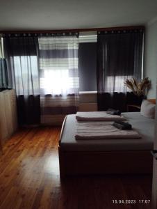 Un dormitorio con una cama grande y una ventana en Graz-Apartments 01 en Graz
