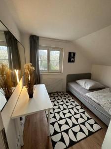 Cette petite chambre dispose d'un lit et d'une table. dans l'établissement Wohnung mit 3 Schlafzimmern, à Gauting