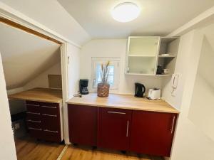 cocina con encimera de madera en una habitación en Wohnung mit 3 Schlafzimmern, en Gauting