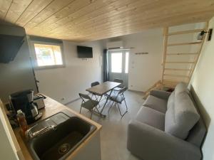 TV a/nebo společenská místnost v ubytování Studio Chez Mongery