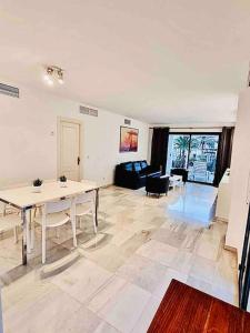 sala de estar con mesa y sofá en PUERTO BANUS, 2 ROOMS, POOL AND PRIVATE PARKING., en Marbella