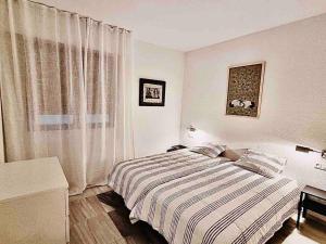 Habitación blanca con cama y ventana en PUERTO BANUS, 2 ROOMS, POOL AND PRIVATE PARKING., en Marbella