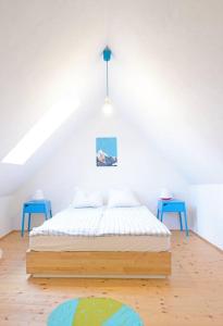 ein Schlafzimmer mit einem Bett und zwei blauen Tischen in der Unterkunft traumhaftes Haus in idyllischer Lage 