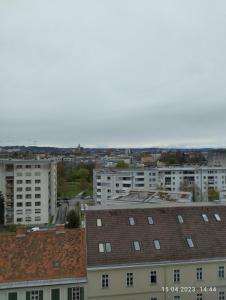 una vista aérea de los edificios de una ciudad en Graz-Apartments 01 en Graz