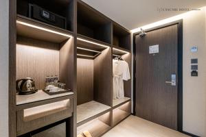A bathroom at Cascade Hotel Bangkok