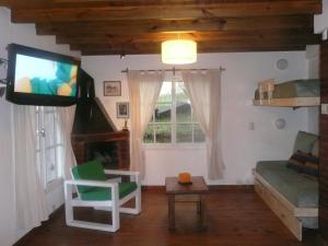 sala de estar con TV y sofá en E Luru en Mar de las Pampas