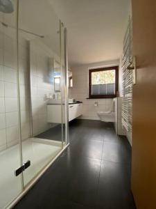 Koupelna v ubytování geräumiges 120m² Haus mit Garten + Stellplatz