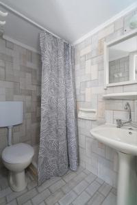 łazienka z toaletą i zasłoną prysznicową w obiekcie Renata Mare Beachside Studios w mieście Hersonissos +33 zdjęcia