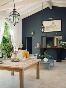 a living room with a table and a couch at La Vigne de Ramatuelle in Ramatuelle