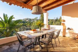 Balkoni atau teres di Maison with apartments near to the beach