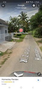 una carretera con una fila de letreros blancos en ella en HOMESTAY PANDAN, en Halangan