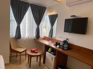 The Urban Hive Hotel的电视和/或娱乐中心