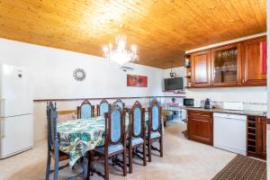 uma cozinha com mesa e cadeiras num quarto em Casa Monteiro - Piscina Interior Aquecida em Santarém