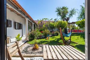 un patio con una hamaca y una casa en Casa Monteiro - Piscina Interior Aquecida en Santarém