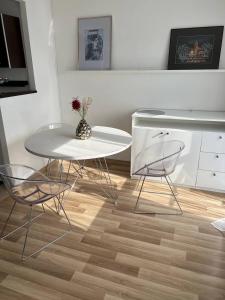 une cuisine avec une table, deux chaises et une table dans l'établissement Apartment In The Old Town - Stare Miasto , Wi-Fi - by HIK Apartments, à Varsovie