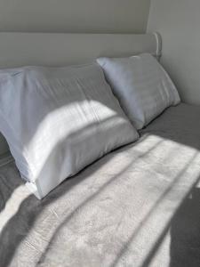 - un lit avec 2 oreillers dans l'établissement Apartment In The Old Town - Stare Miasto , Wi-Fi - by HIK Apartments, à Varsovie