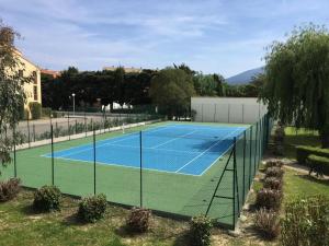Tenis alebo squash v ubytovaní A 8 mn A PIED DES PLAGES APPARTEMENT AVEC PISCINE ET TENNIS alebo jeho okolí