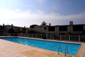 Bazén v ubytovaní A 8 mn A PIED DES PLAGES APPARTEMENT AVEC PISCINE ET TENNIS alebo v jeho blízkosti